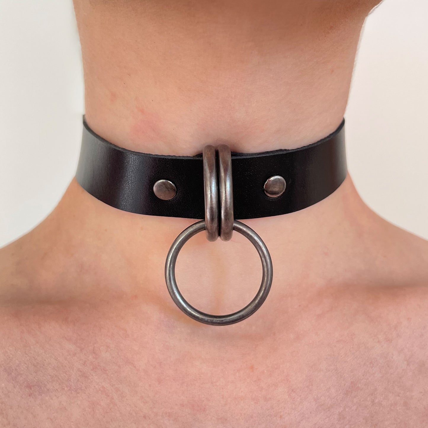 Front view of black leather O-ring choker with silver double-ring hardware