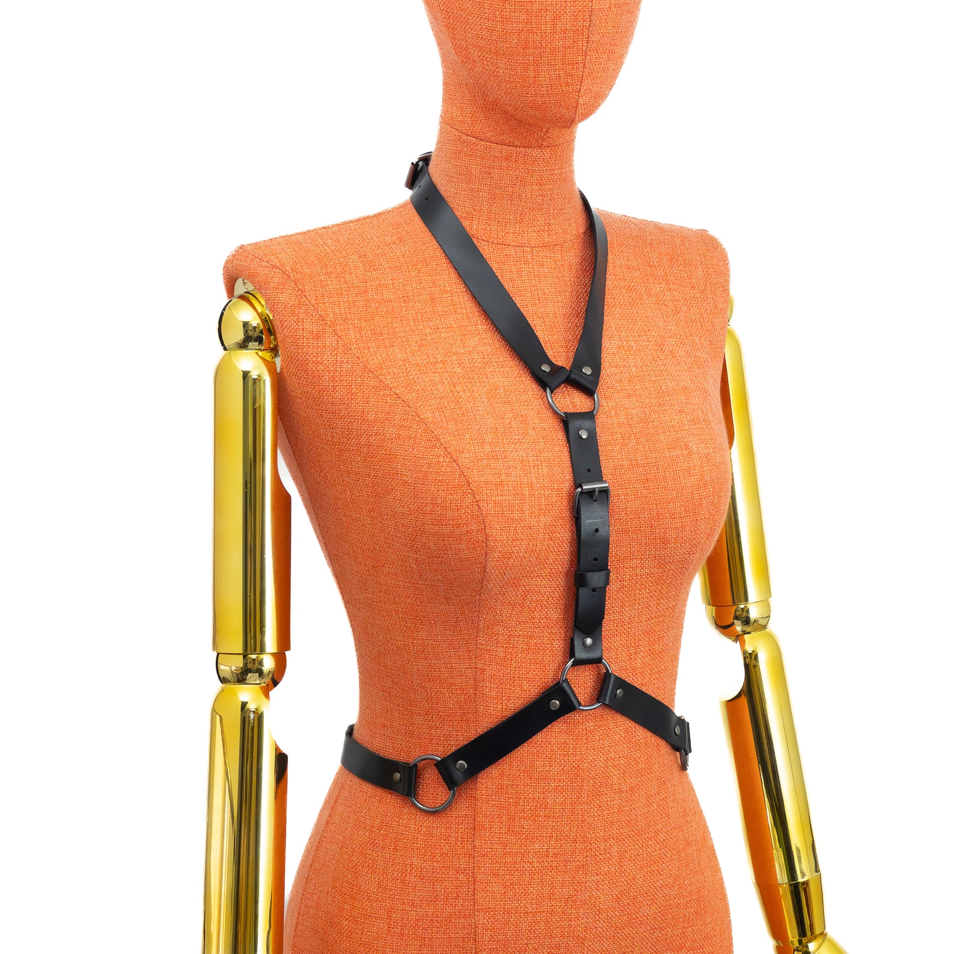 Three-quarter mannequin view of minimalist black leather waist harness, V-shaped choker connection to round neck ring, adjustable vertical strap, central waist ring and symmetrical side construction; strap width 3/4 inch (20 mm), leather thickness 1.4–1.8 mm, metal hardware.