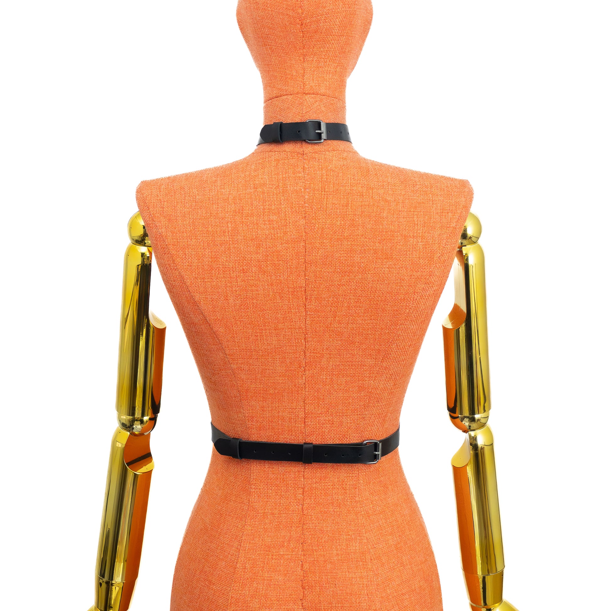 Front view on mannequin of black leather collar harness showing full structure from wide collar to waist, vertical strap connected through round rings, central round ring between the bust, double chains to the waist area, and dark nickel hardware with D-rings located on the straps.