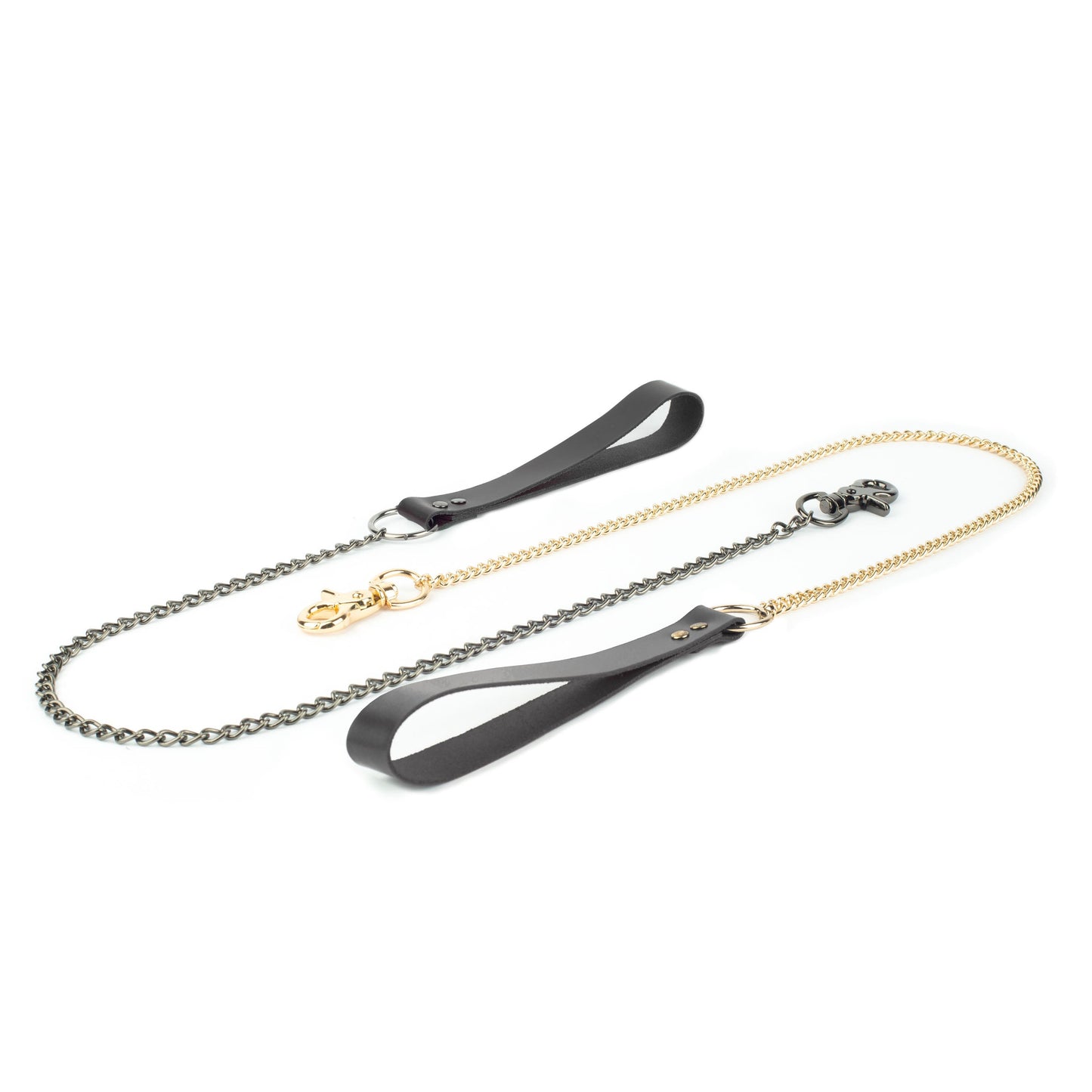 BDSM leather chain leash on a white background, black leather hand loop connected to a 60 cm metal chain with a carabiner fixed directly to the chain end. The photo shows the same leash with two hardware finishes, dark nickel and gold, laid flat for comparison.