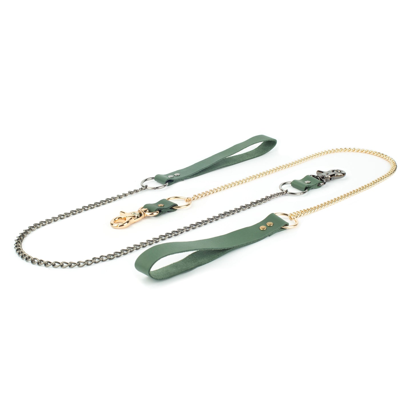 BDSM leather chain leash on a white background with green leather hand loop, 60 cm metal chain, metal ring fixed to the chain end and a carabiner connected through a leather strap, product laid flat showing the full connection detail.