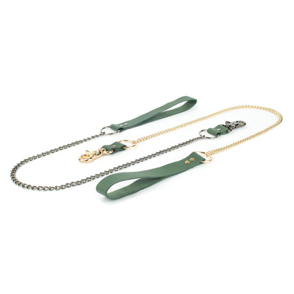 BDSM leather chain leash on a white background with green leather hand loop, 60 cm metal chain, metal ring fixed to the chain end and a carabiner connected through a leather strap, product laid flat showing the full connection detail.