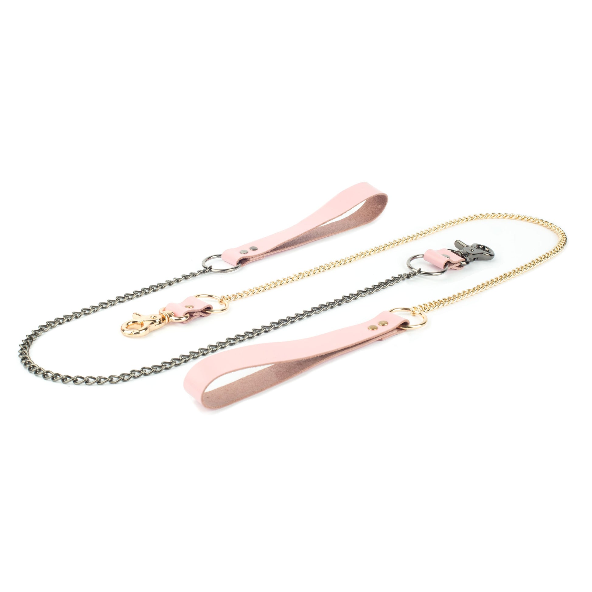 BDSM leather chain leash on a white background with pink leather hand loop, 60 cm metal chain, metal ring at the chain end and a carabiner connected through a leather strap, shown flat with the attachment clearly visible.