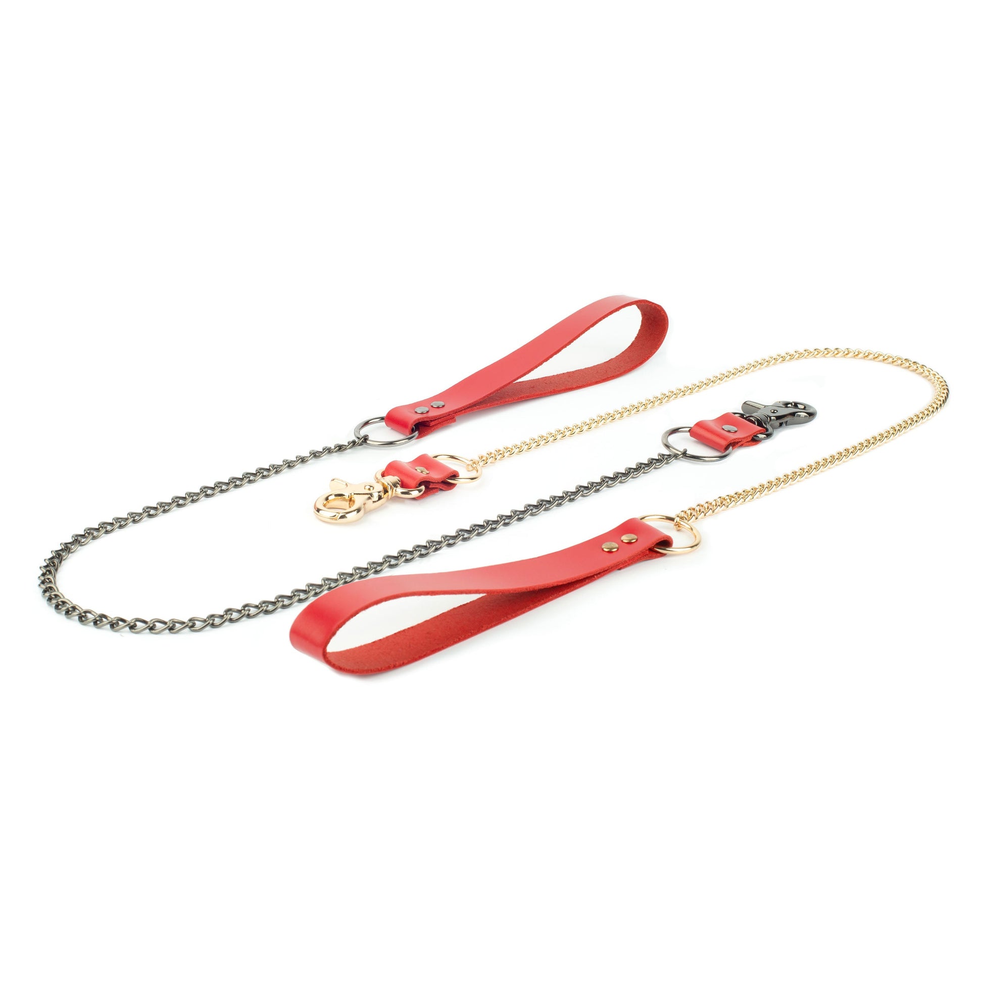 BDSM leather chain leash on a white background with green leather hand loop, 60 cm metal chain, metal ring fixed to the chain end and a carabiner connected through a leather strap, product laid flat showing the full connection detail.