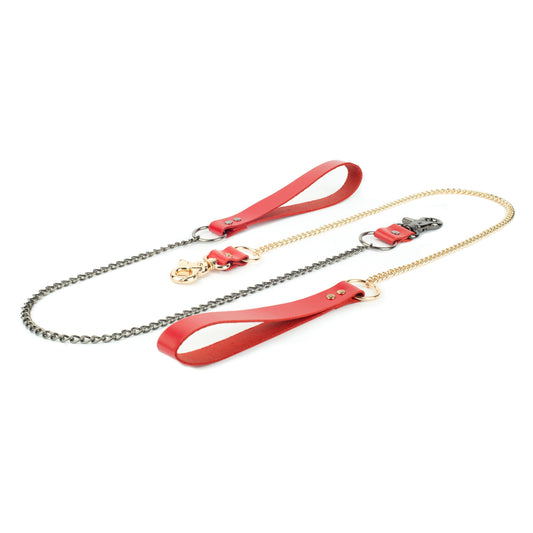 BDSM leather chain leash on a white background with green leather hand loop, 60 cm metal chain, metal ring fixed to the chain end and a carabiner connected through a leather strap, product laid flat showing the full connection detail.