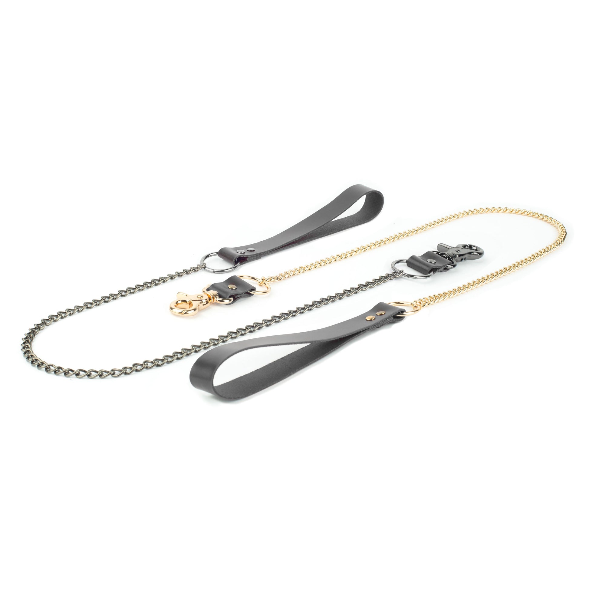BDSM leather chain leash on a white background with black leather hand loop, 60 cm metal chain, metal ring fixed to the chain end and a carabiner connected through a leather strap, product laid flat showing all parts and the attachment.