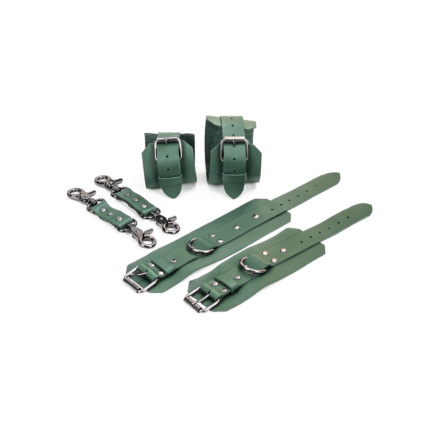 Green leather BDSM set laid flat: wrist cuffs and ankle cuffs with buckle straps, rivets, adjustment holes, and dark nickel hardware. Each cuff has a 2.5 cm D-ring. Two matching leather connectors with dark nickel carabiners on both ends are placed next to the cuffs.