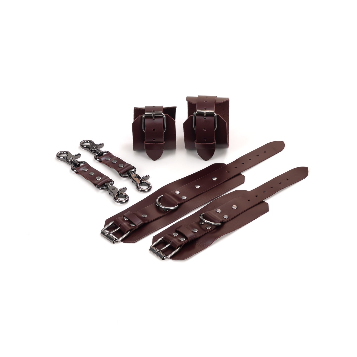 Marsala leather BDSM set laid flat: wrist cuffs and ankle cuffs with buckle straps, rivets, adjustment holes, and dark nickel hardware. Each cuff shows a 2.5 cm D-ring. Two leather connectors with dark nickel carabiners on both ends are placed to the left of the cuffs.