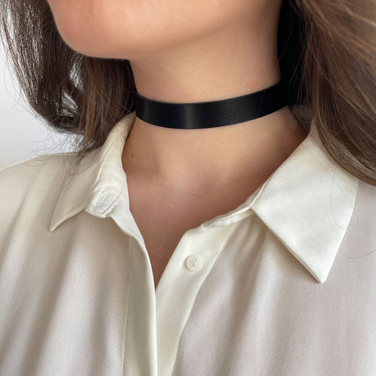Minimalist Leather Choker with Buckle – Black