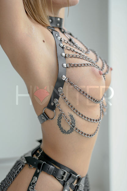 Side view showing leather side strap with ring connection and attachment points for horizontal chains, strap continuing toward adjustable back buckle closure; strap width 1 inch (2.5 cm) and 3/4 inch (2 cm), leather thickness 1.4–1.8 mm, dark nickel hardware.